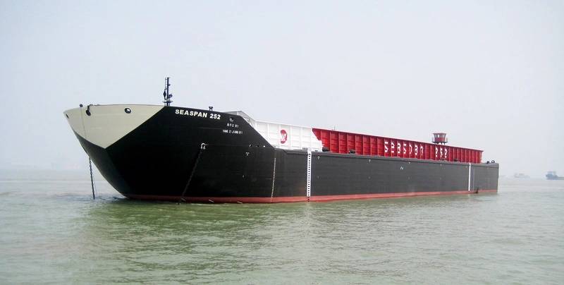 The barge Seaspan 252 at anchor